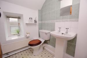 Et badeværelse på Gardeners Cottage - Rudge Farm Cottages + 39 billeder