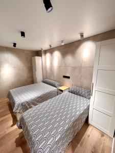 1 dormitorio con 2 camas en Apartamento Salou Playa Jaime I, en Salou