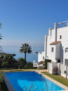 Bazén v ubytovaní Front Sea View Penthouse alebo v jeho blízkosti