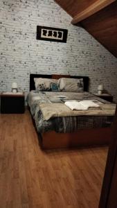 una camera da letto con un letto e un muro di mattoni di Casa da Emilia do Gerês a Outeiro