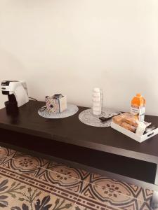ein schwarzer Tisch mit etwas Essen darüber in der Unterkunft Casa vacanze Ni Micheli in Naro + 6 Fotos