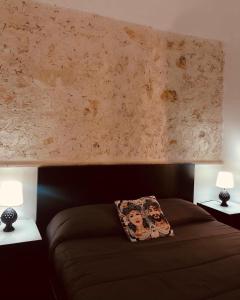 ein Schlafzimmer mit einem Bett mit einem Schädelkissen drauf in der Unterkunft Casa vacanze Ni Micheli in Naro