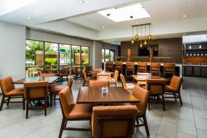 a restaurant with tables and chairs and a bar at Hyatt House Santa Clara in Santa Clara