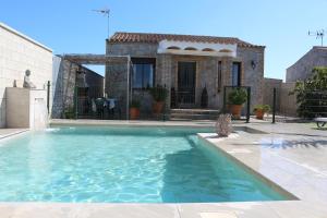 una piscina frente a una casa en Chalet Mirlo, en Conil de la Frontera