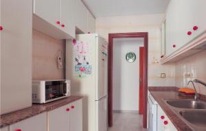 Kuchyň nebo kuchyňský kout v ubytování Cozy Home In Los Alcázares With Kitchen