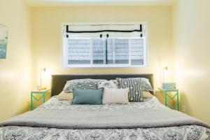 1 dormitorio con cama con almohadas y ventana en Downtown Mill Valley 2 bedroom Stylish Home with Yard Best San Francisco Bay Area en Mill Valley
