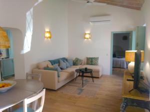 uma sala de estar com um sofá e uma mesa em Casa 16 em Tavira