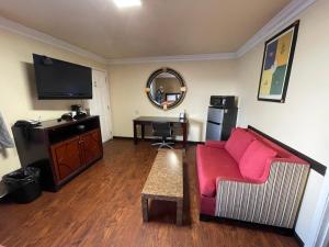 a living room with a couch and a table and a mirror at Lamplighter Motel Clearlake in Clearlake