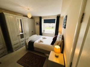 ein kleines Schlafzimmer mit einem Bett und einem Fenster in der Unterkunft Palmer House Apartment in Ryde