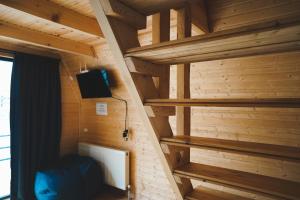 ein kleines Zimmer mit Holzwänden und Holzregalen in der Unterkunft Cottages LIZA in Kazbegi
