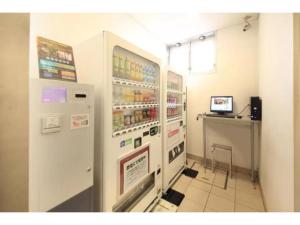 東京にあるR & B Hotel Kamata Higashiguchi - Vacation STAY 38816vのカウンター付きの客室内の大型白い冷蔵庫