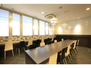 東京にあるR & B Hotel Kamata Higashiguchi - Vacation STAY 38816vの大きな会議室(長いテーブルと椅子付)
