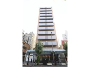 un edificio alto con un árbol delante de él en R & B Hotel Kamata Higashiguchi - Vacation STAY 38816v, en Tokio