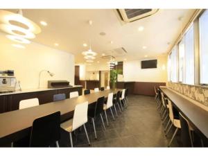 a conference room with a long table and chairs at R & B Hotel Kamata Higashiguchi - Vacation STAY 38814v in Tokyo +18 photos