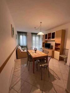 Imagen de la galería de Appartamento tranquillo con patio e piscina, en La Caduta