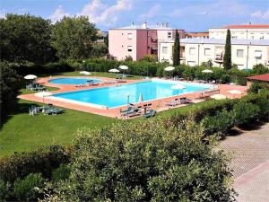 an overhead view of a large swimming pool at Appartamento tranquillo con patio e piscina in La Caduta