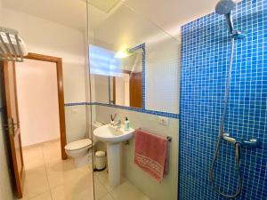 Et badeværelse på Apartamento 11. Arena y mar + 27 billeder