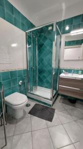 een badkamer met een douche, een toilet en een wastafel bij B&B Marina in Vietri