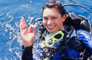 Una mujer con chaleco salvavidas en el agua en Arab Divers Dive Center and Bed & Breakfast en Áqaba