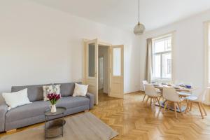 ein Wohnzimmer mit Couch und Tisch in der Unterkunft Grand Viennese Residence in Wien + 10 Fotos