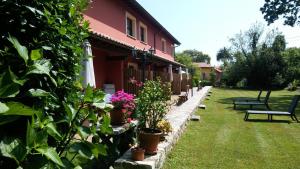 Una casa con macetas al costado. en Apartamentos Rurales Llagumelon, en Villahormes