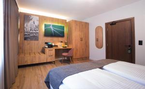 Ένα ή περισσότερα κρεβάτια σε δωμάτιο στο Gästehaus zum roten Hahn