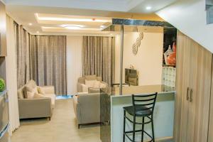 Khu vực ghế ngồi tại Kigali Wings Apartment 1