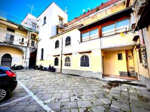 a building with a car parked in front of it at Sivy Home casa vacanze Napoli in Naples