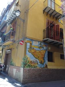 um mural na lateral de um edifício em Sicula Liz & Lulù em Palermo