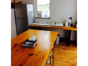 una cocina con una mesa de madera con una caja. en Minshuku Cress - Vacation STAY 48547v, en Biei