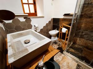 uma casa de banho com um lavatório e um WC em Sicula Liz & Lulù em Palermo