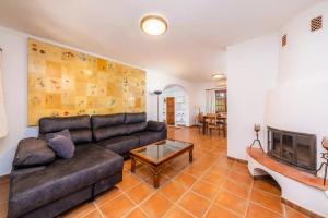 ein Wohnzimmer mit einem Sofa und einem Kamin in der Unterkunft Chalet Tres Mares, Cala Millor in Son Servera