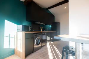uma cozinha com máquina de lavar e secar roupa num quarto em Le Puits-Clos - T2 au Capitole em Toulouse