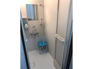 La salle de bains est pourvue d'une douche et de toilettes. dans l'établissement Minshuku Cress - Vacation STAY 48561v, à Biei