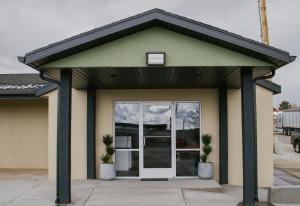 ein Gebäude mit einem Eingang und einer Tür in der Unterkunft Bears Ears Inn in Blanding