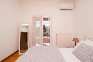 A bed or beds in a room at Yanna's Sea View Holiday House Close to Corfu Town