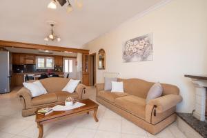 A seating area at Yanna's Sea View Holiday House Close to Corfu Town