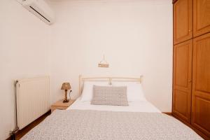 A bed or beds in a room at Yanna's Sea View Holiday House Close to Corfu Town