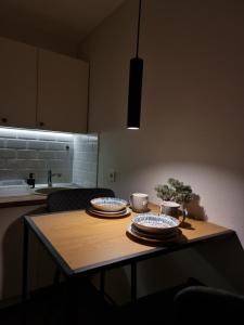 Apartments Vraneš Tivat في تيفات: طاولة عليها لوحات في مطبخ