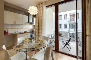 A kitchen or kitchenette at Central Passage Apartments by Vagabond