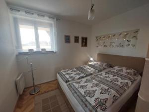 a bedroom with a bed and a window at Apartament Regle & SPA in Kościelisko