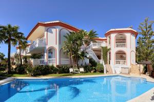 Zdjęcie z galerii obiektu Villa with Heated Pool & Sea Views in Marbella w Marbelli