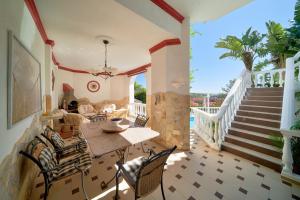 Fotografie z fotogalerie ubytování Villa with Heated Pool & Sea Views in Marbella v destinaci Marbella