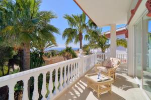 Zdjęcie z galerii obiektu Villa with Heated Pool & Sea Views in Marbella w Marbelli