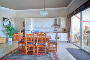Zdjęcie z galerii obiektu Villa with Heated Pool & Sea Views in Marbella w Marbelli