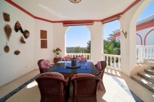 Zdjęcie z galerii obiektu Villa with Heated Pool & Sea Views in Marbella w Marbelli
