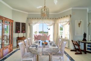 Zdjęcie z galerii obiektu Villa with Heated Pool & Sea Views in Marbella w Marbelli