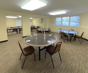 - une salle de conférence avec des tables et des chaises dans l'établissement Smart Suites, Ascend Hotel Collection, à Burlington