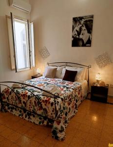 1 dormitorio con cama y ventana en LEVANTE APPARTAMENTO SUL MARE en Porto Cesareo