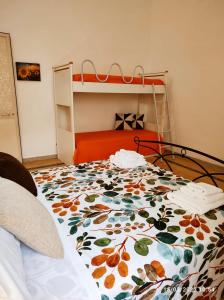 um quarto com uma cama com um edredão floral em LEVANTE APPARTAMENTO SUL MARE em Porto Cesareo